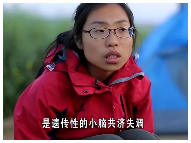 董卿给狗下跪引争议，3分钟救场成传奇，却险些因一句话断送前程