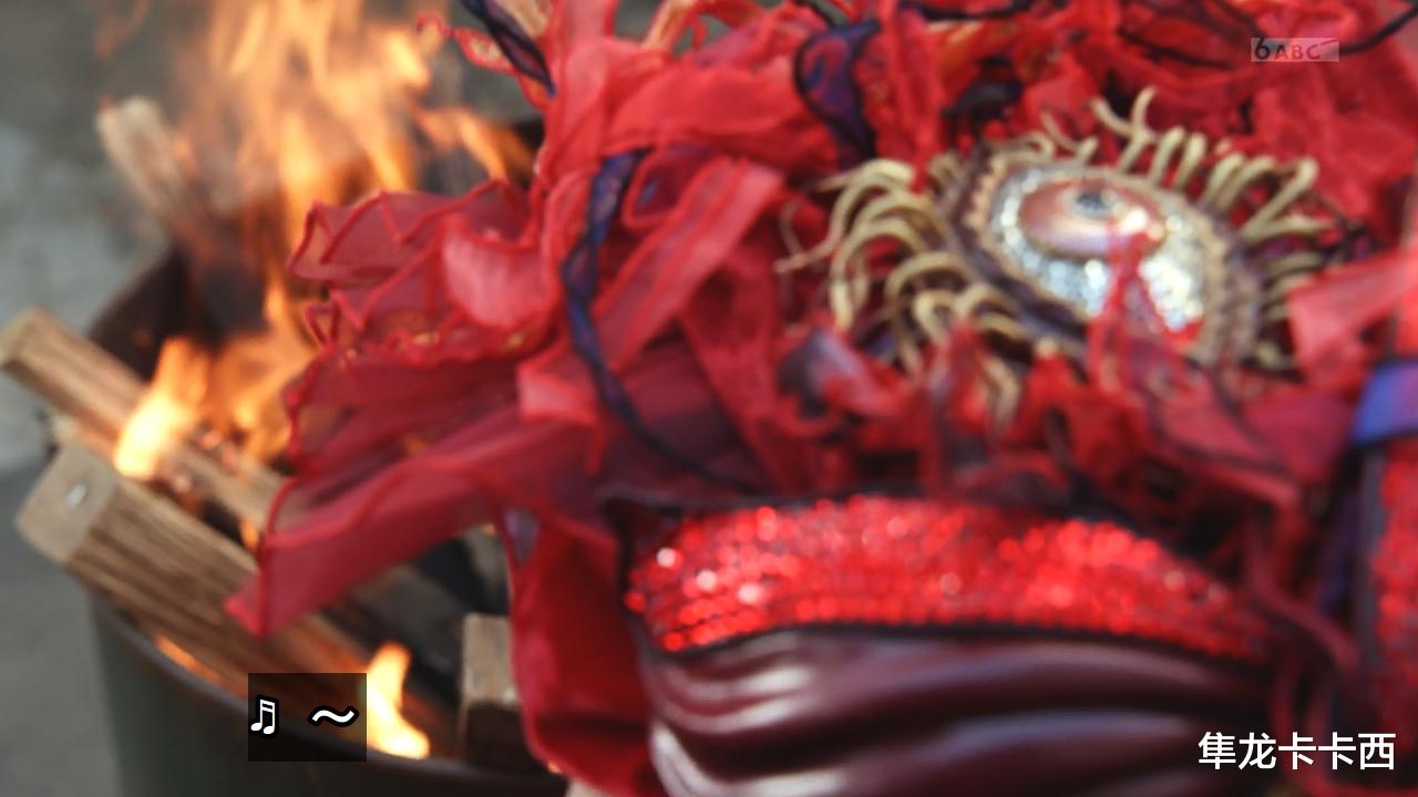 袜子|假面骑士revice阿基蕾拉告别过去现场烧衣服 红白渐变的袜子没烧