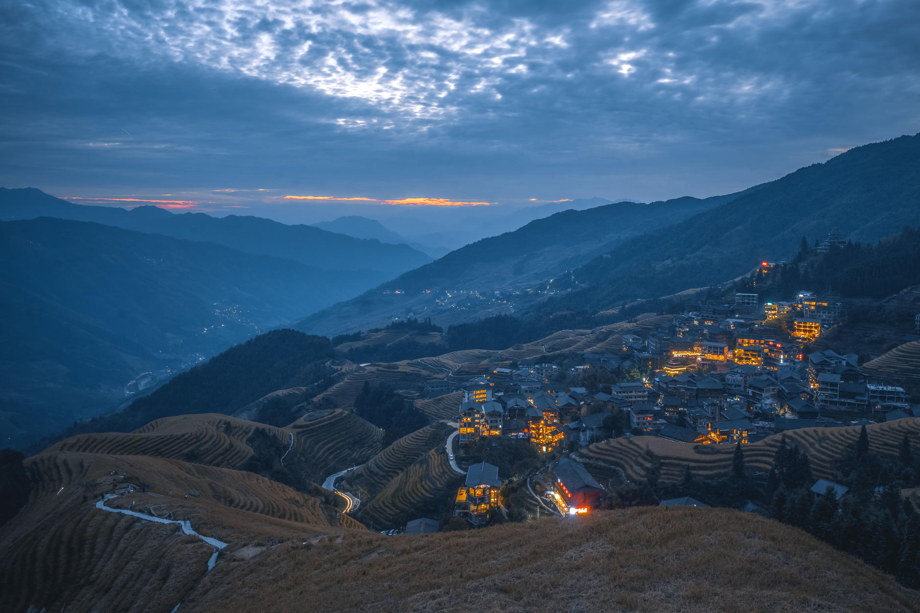 梯田|田心村被四面环山包围着,层层叠叠,田埂交错,小桥流水