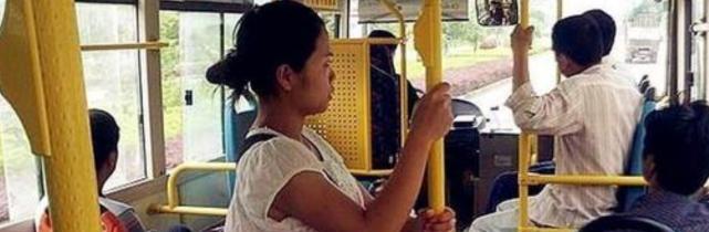 “现在年轻人,真没素质”,孕妇没让座被大妈斥骂,小孩霸气回怼