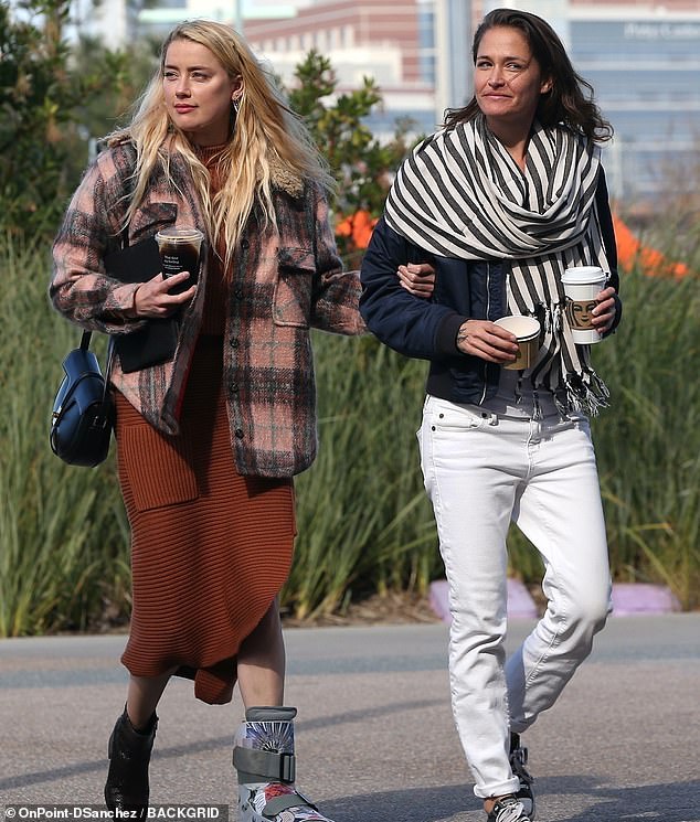 强尼·戴普|美国马蓉热吻患乳腺癌新女友,网友:她换对象的速度快到追不上