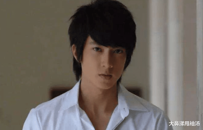 吴尊|42岁吴尊晒健身照，胸肌发达荷尔蒙爆棚，打网球被晒伤水泡遍布