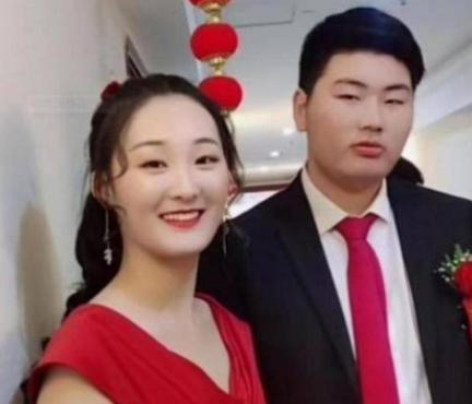 陈亚男|朱小伟疑官宣恋情，与美女穿情侣装秀恩爱，网友：亚男哭晕在厕所