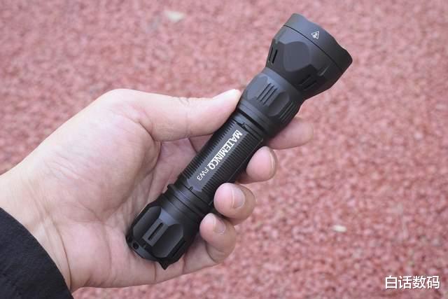 电池|远泛兼顾，既可把玩也具实用！迈特明酷FW3白激光+泛光手电体验