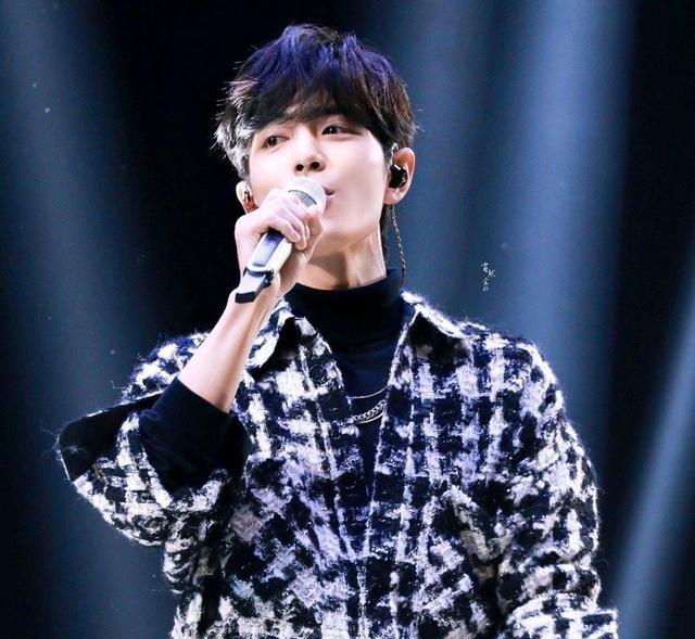 肖战|影视编剧质疑肖战话题不严肃，提及“英模”缺失庄重，应该修改