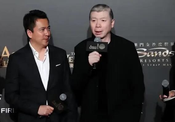 冯小刚|冯小刚全家定居美国，500万美金豪宅大气尊贵，穿拖鞋会客接地气