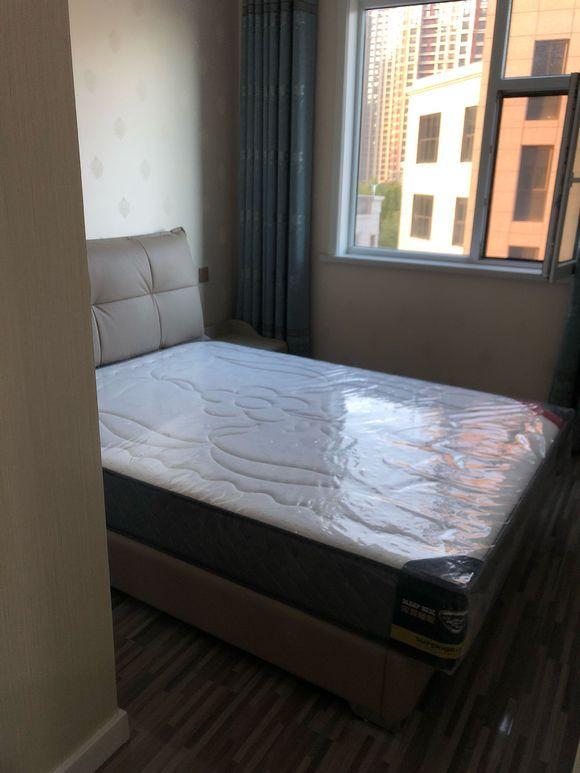 新房晾味中亲朋就来参观,本以为会称赞,看到卧室地板却吐槽起来