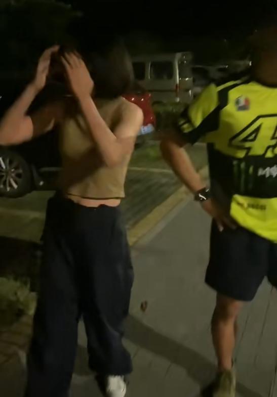 浙江:女子与教练车内互动,男子收到车辆震动提醒,被抓现场