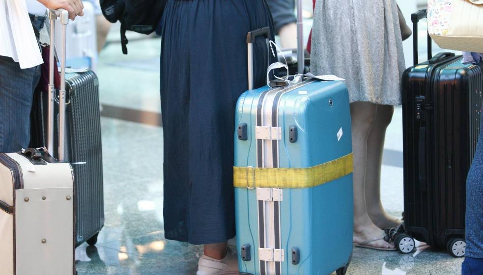 玛曲|中国人出行喜欢拖行李箱，老外为何偏爱大背包，为何会有此差异