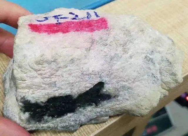 蚌埠市博物馆|白岩沙翡翠原石皮克整体分析