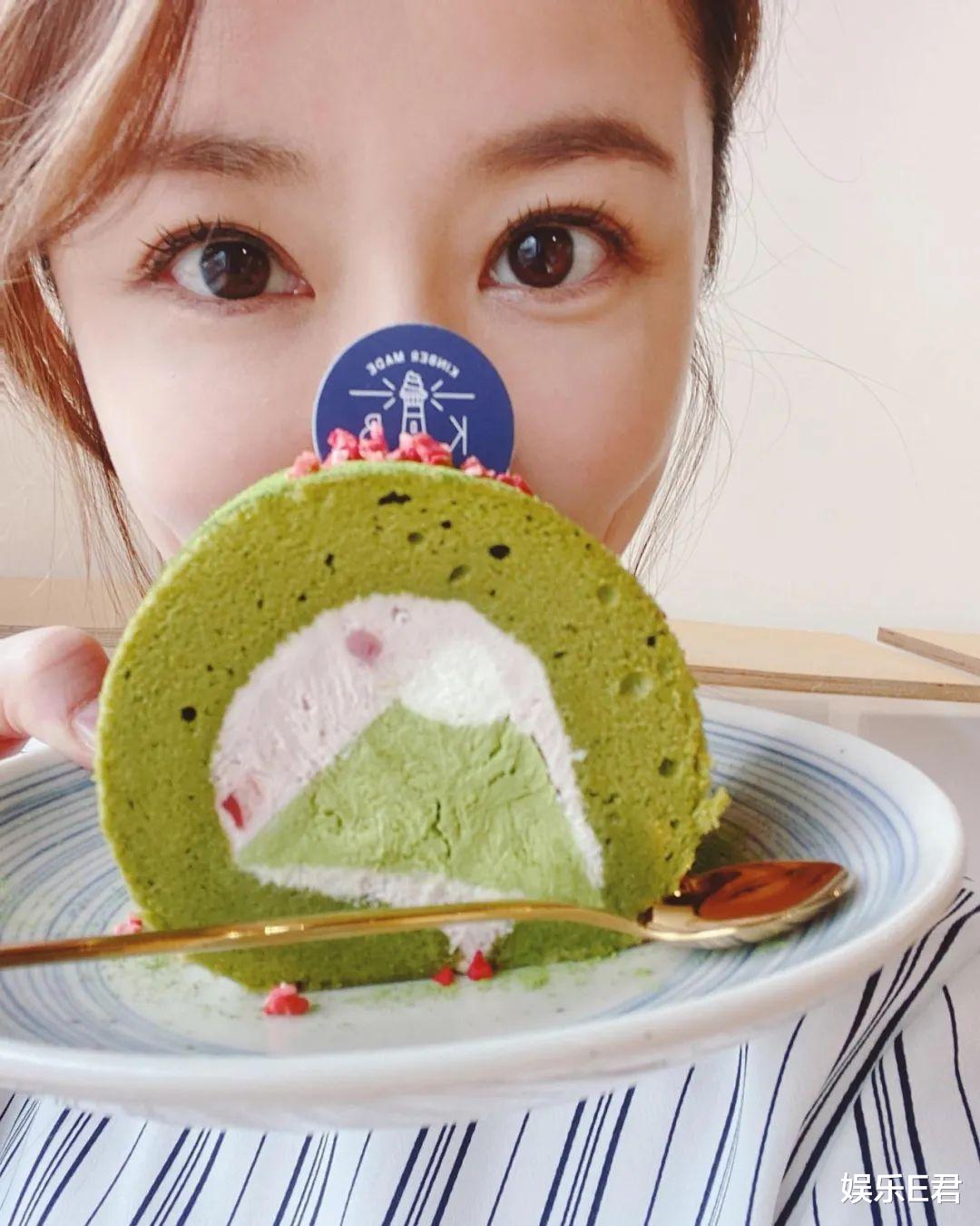 林心如|林心如端午晒街拍小腹凸起，被网友质疑怀二胎，她回复的表情亮了