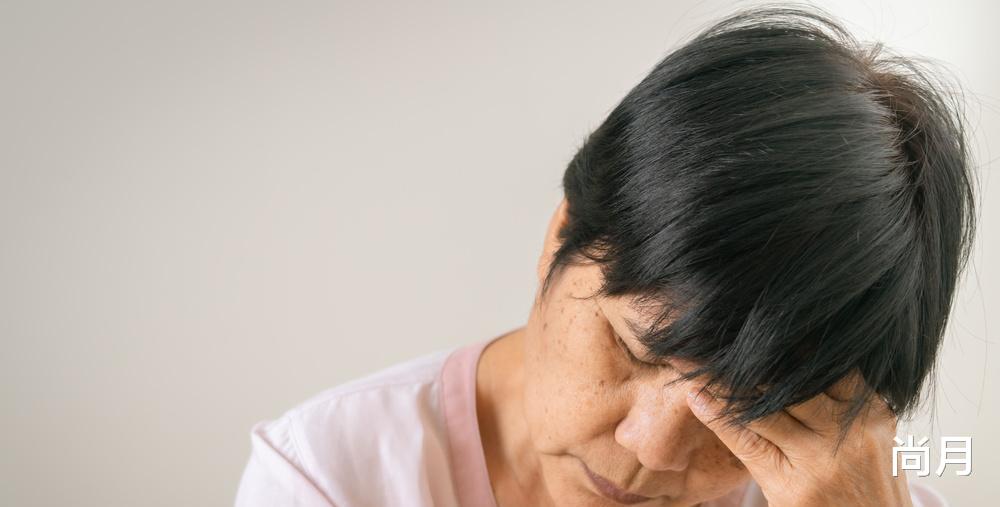 59岁阿姨住养老院,子女一年不曾看望一次,儿媳:家都被你搅浑了