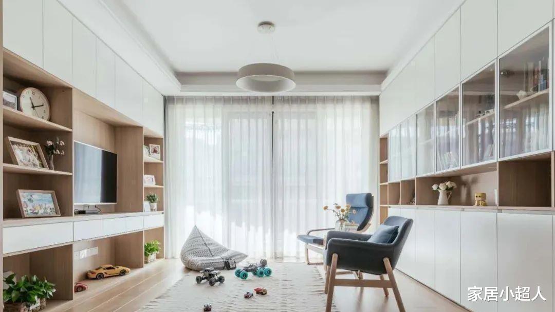 沙发还在靠墙放？太过时了！换个地方就能又美又实用，超简单！