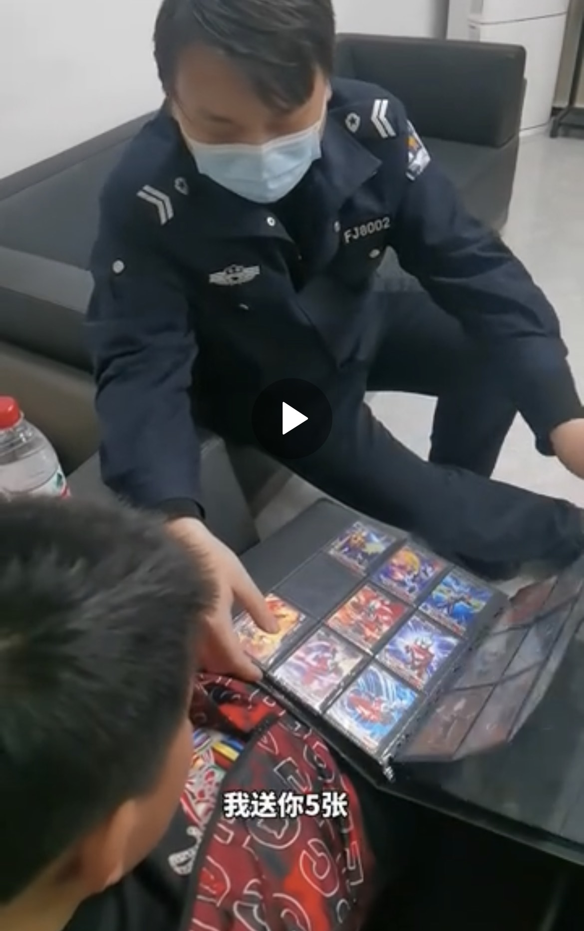 没抽到隐藏卡牌而痛哭，奥特曼卡牌是怎么打入00后社交圈的？
