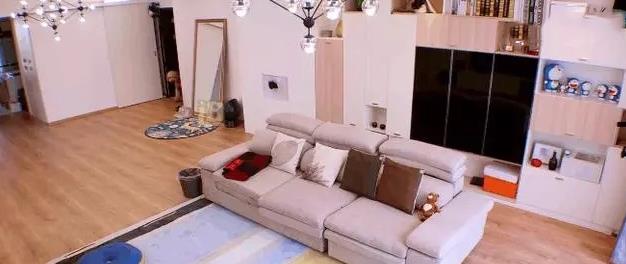 晒晒何穗的豪宅，不愧是国际名模，家里地面堆满高跟鞋