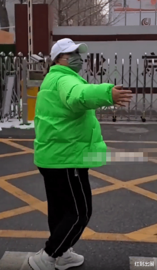 贾玲 贾玲连续彩排身体引担忧！走路摇晃好费力，因太胖被误认为是韩红