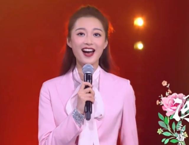 主持人|“国民闺女”冯琳，从领诵员到卫视春晚主持人，她的进步肉眼可见