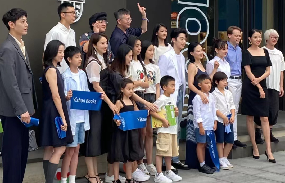 董洁|董洁、董璇、关悦跟谭卓带娃现身活动，离开滤镜的容貌太真实了