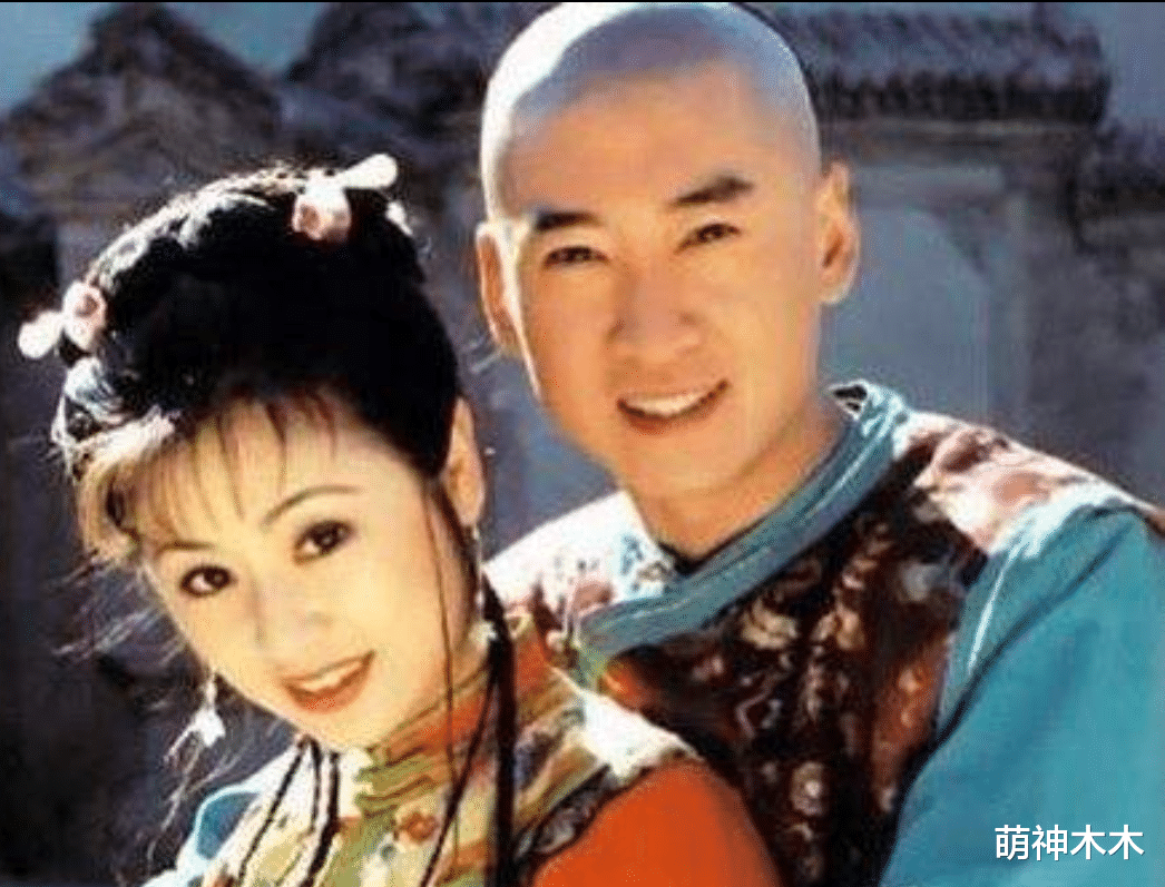 佟丽娅|52岁周杰绯闻不断，与两名女子聚餐被拍，牵手近身热聊似情侣