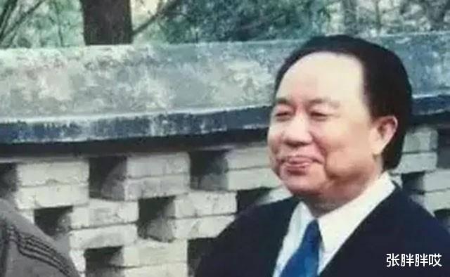 1999年“首富”牟其中入狱,妻儿远走德国,小姨子却始终不离不弃