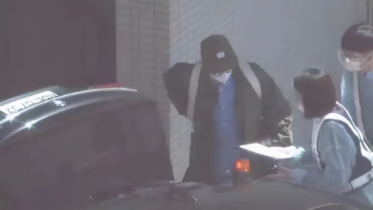 汪小菲|大s现老公抵达台湾！穿军绿色风衣猛男型身材，体型是汪小菲的两倍