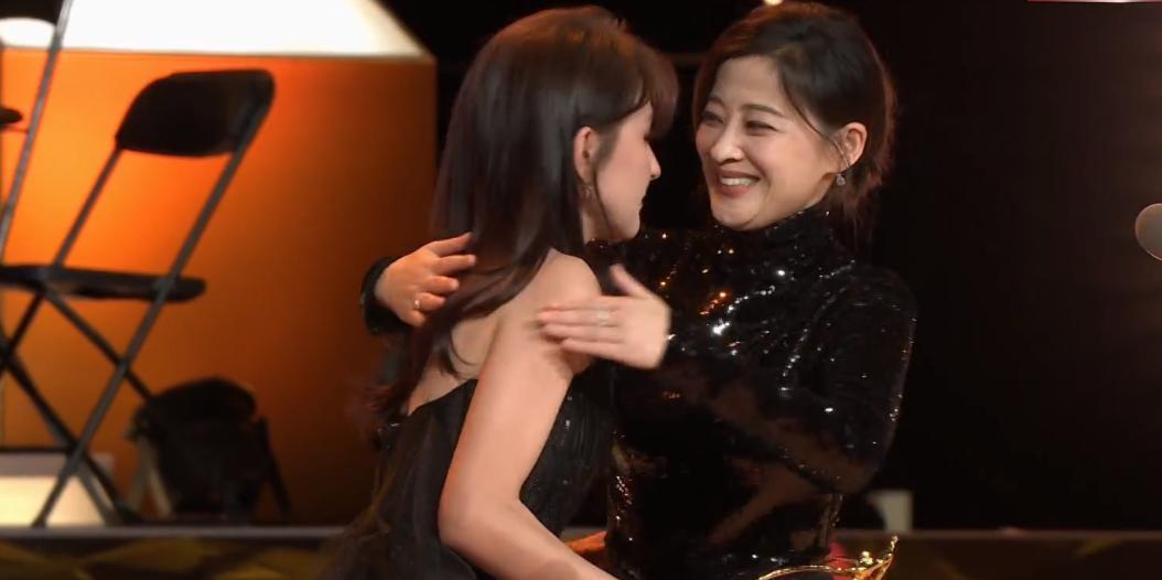 热依扎|热依扎获得33届飞天奖优秀女演员奖，孙俪台下感动落泪，周迅缺席