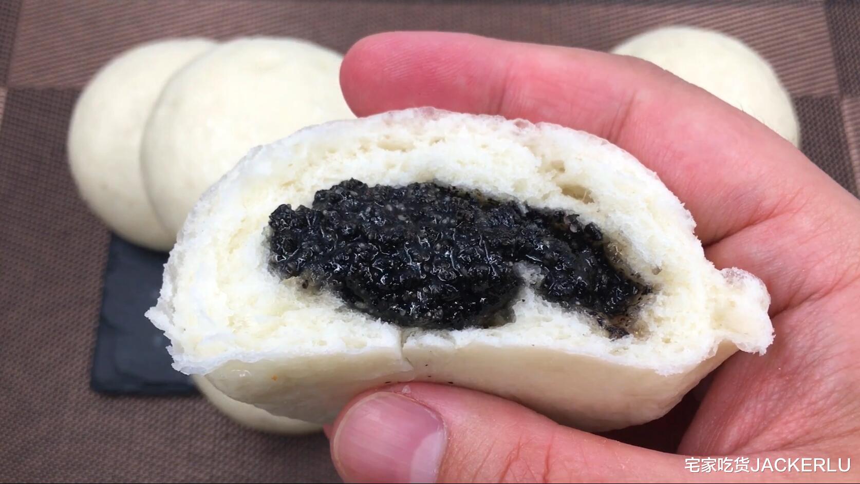 包子|芝麻流心包,香飘四溢,柔软有弹性.