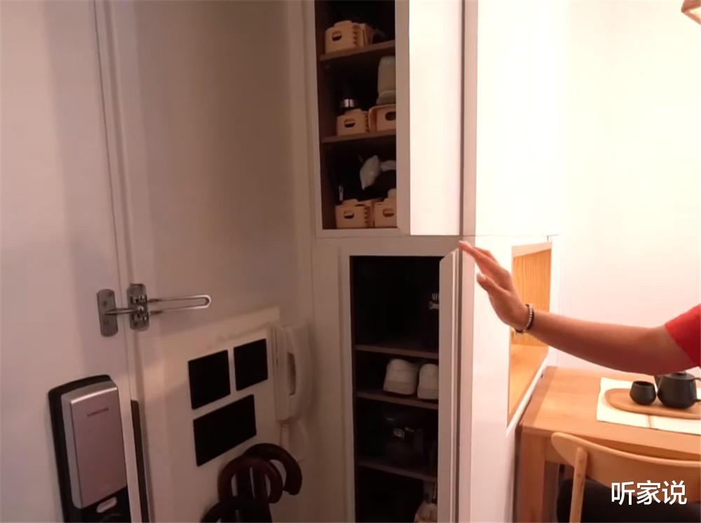 香港一家四口挤进44㎡小家，利用衣柜当隔断，两室“豪装”成三室