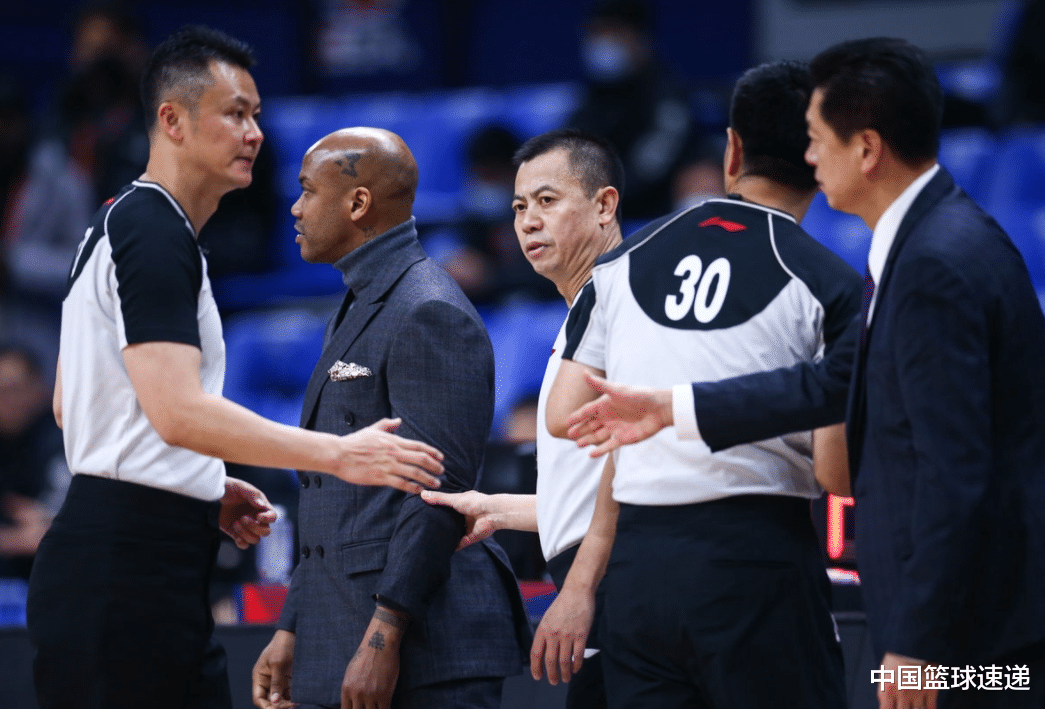 李春江|CBA火爆一幕，两大主教练现场互骂，李春江国骂马布里响彻全场！