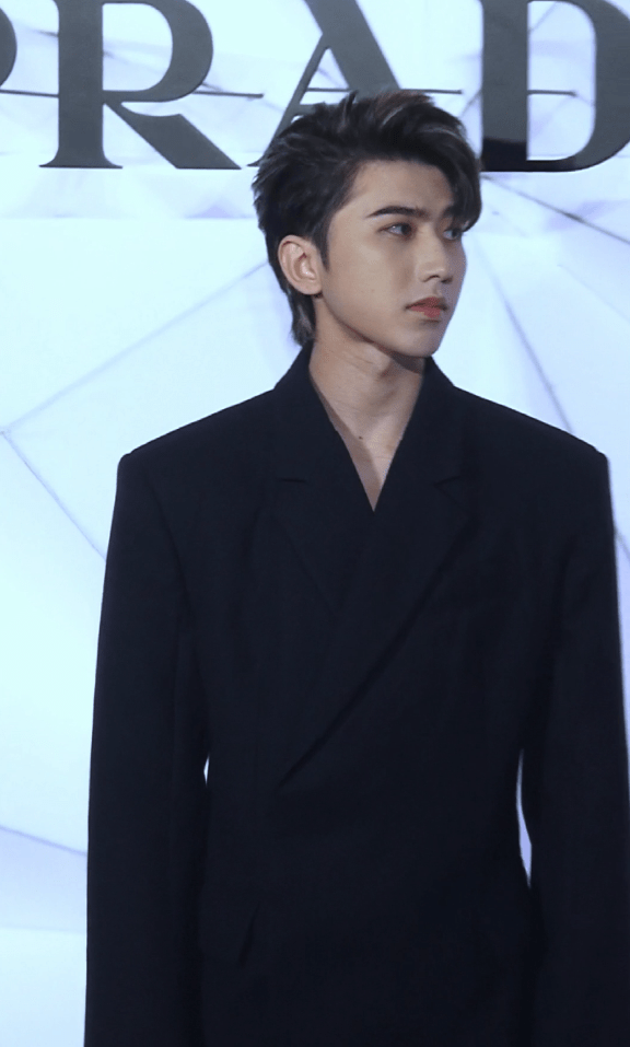 蔡徐坤|24岁蔡徐坤现身商演！骨感明显略成熟，希林娜卷发亮相显时髦