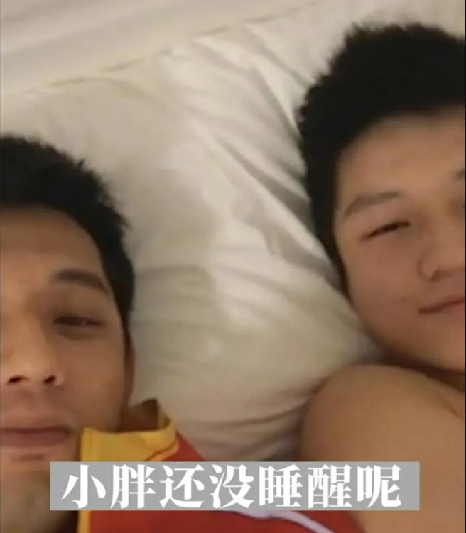 樊振东|张继科开直播！他与人气王樊振东同床睡觉，真的是太可爱了啊！