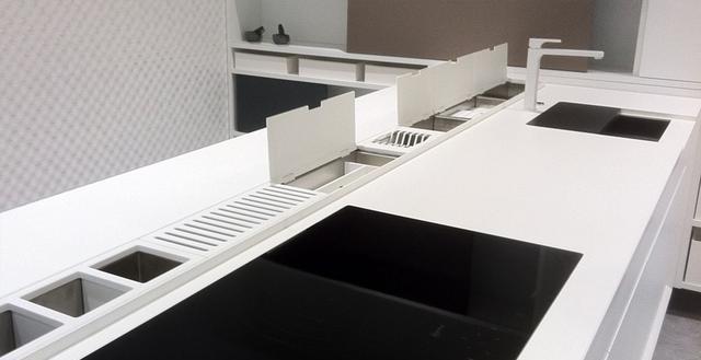 再装岛台都学学，中间加10cm宽收纳区，台面三分离，做饭效率翻倍