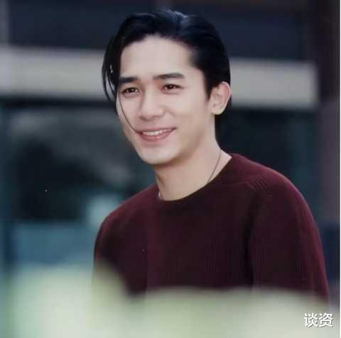 梁朝伟|梁朝伟和郭富城罕同框，男神颜值不再，鬓角花白，和郭富城像两代人