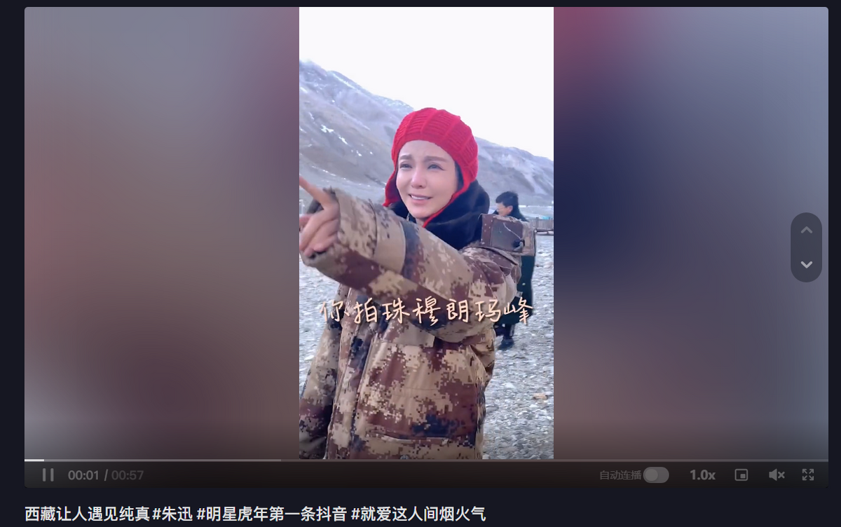 朱迅|朱迅录制春晚泪流满面！鼻子通红不停擦泪，双手合十对镜头飞吻