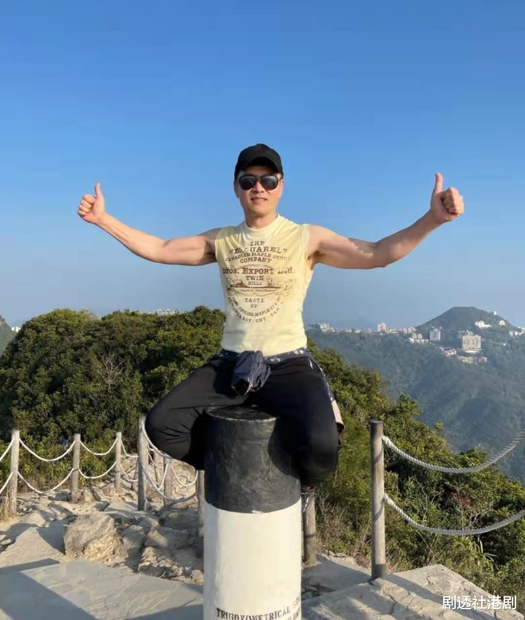 吕良伟|不老男神！知名港星无惧寒冷天穿背心爬山，大晒壮硕麒麟臂引热议