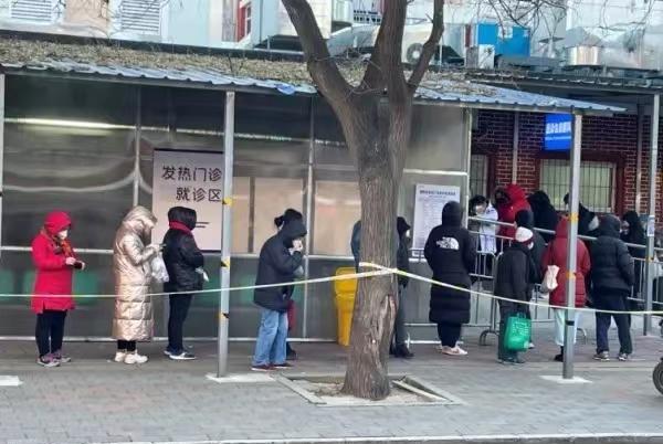 疑似医务工作者怒斥专家:你来小诊所看看,老百姓半夜过来排队