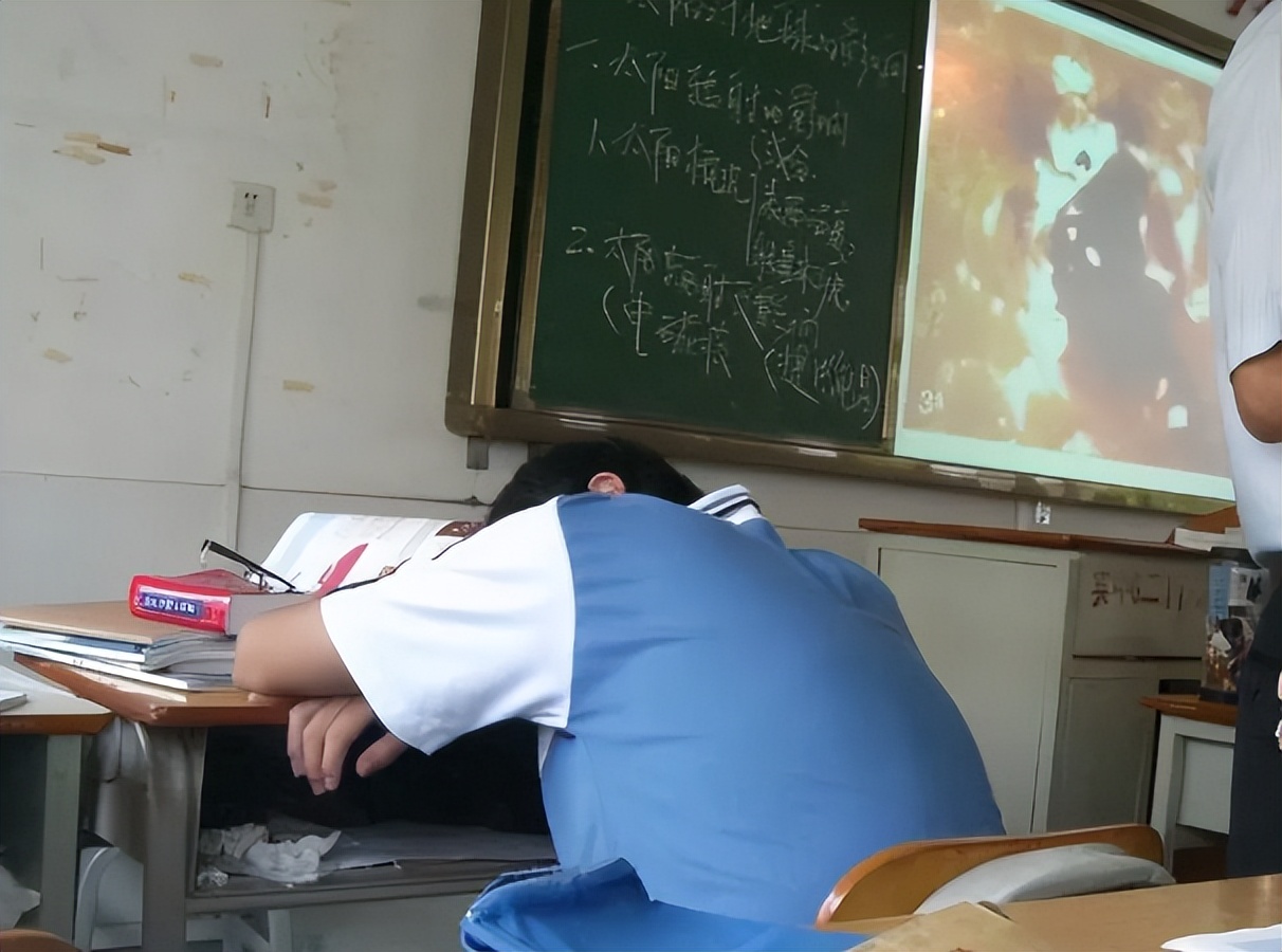 老师怀疑男孩喝酒,爸爸带他去交警队证清白,父母的信任太重要了