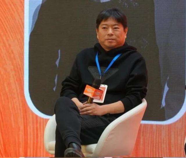 高晓松|53岁高晓松瘦到认不出!剪短发割双眼皮“姨味”十足,疑医美过度