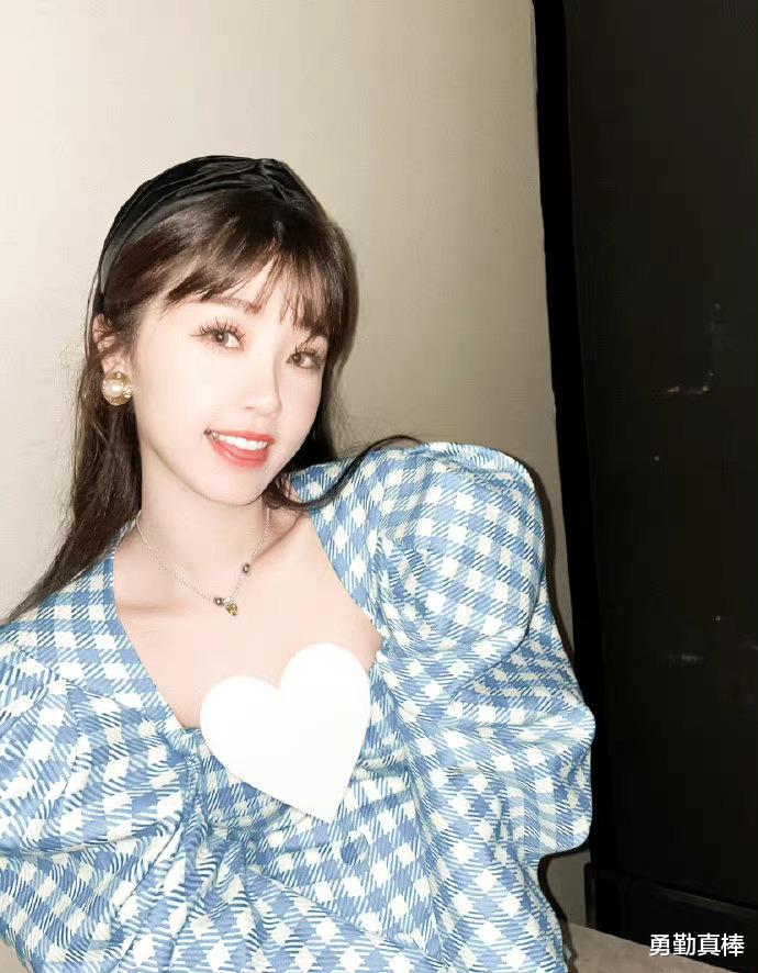 相机|虞书欣的原相机生图好真实，网友直呼：我的容貌焦虑被治好了！