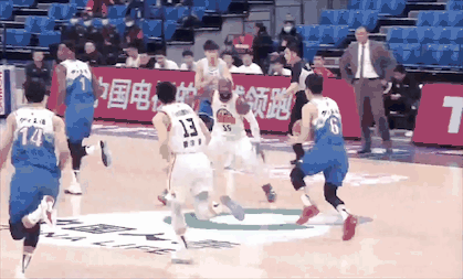 吉林男篮|吉林5连胜！21分大胜新疆，双方爆发冲突，篮坛希望之星砍25+3