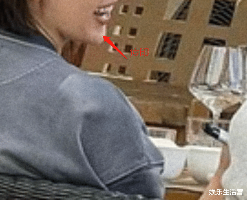 童瑶|童瑶素颜聚餐被偶遇,头发打绺手握电子烟,51岁百亿富商老公也在