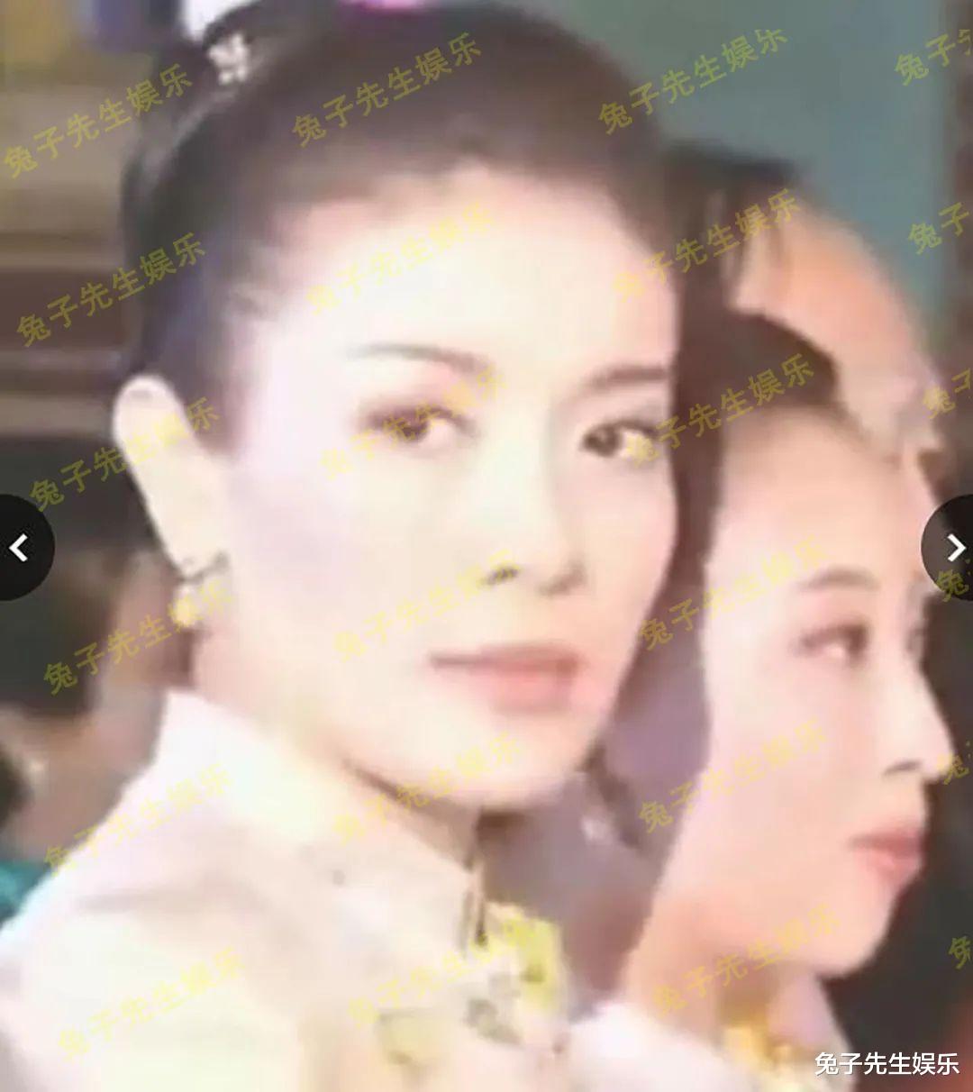 西拉米|西拉米成功归来了,扎低马尾白净斯文,锁骨突出身材和7年前一样