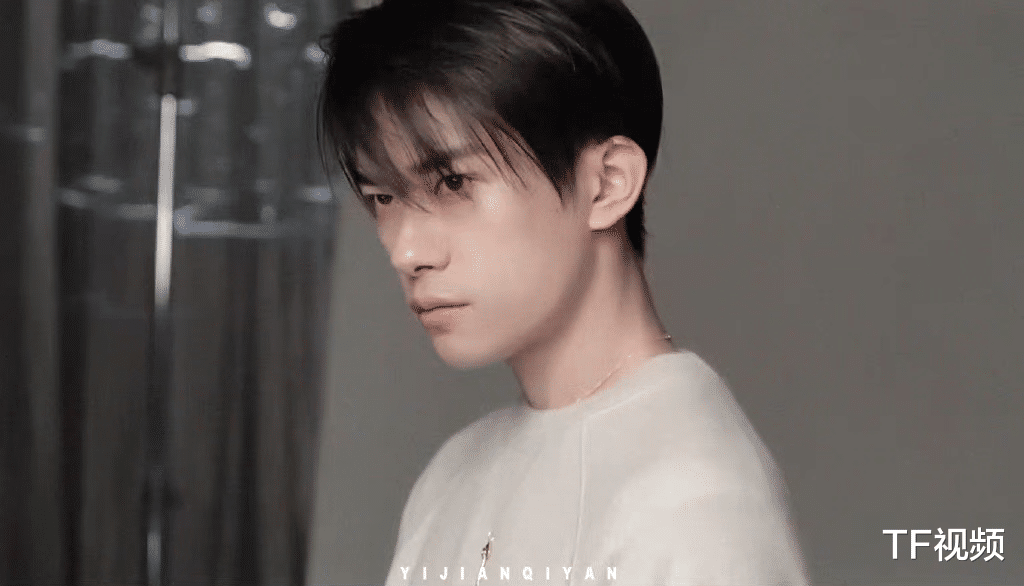 李嫣|易烊千玺广告花絮发布，粉丝喊话工作室营业，催发千玺的年终总结