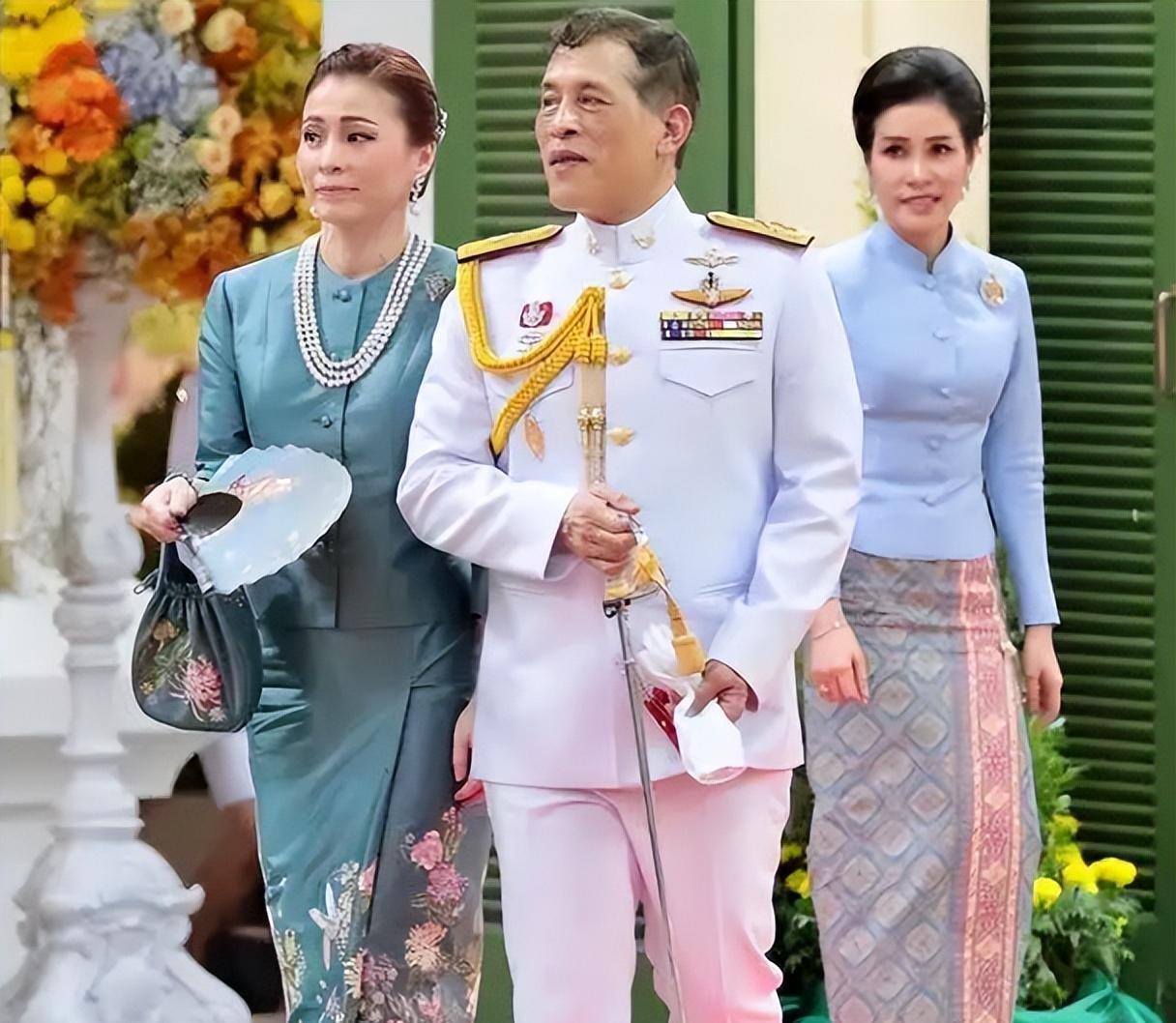 苏提达|苏提达灵动优雅不失庄重，连续伴驾幸福出镜，一家四口罕见同框