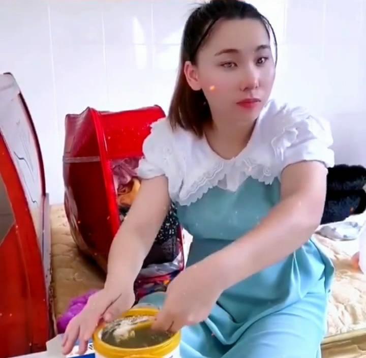 盲人女孩怀孕后被男友抛弃,在街头卖唱抚养孩子,不知未来在何方