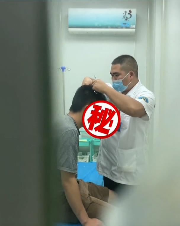 |操作失误，男子钓鱼不小心被鱼钩钩中头，网友调侃：钓鱼要戴头盔