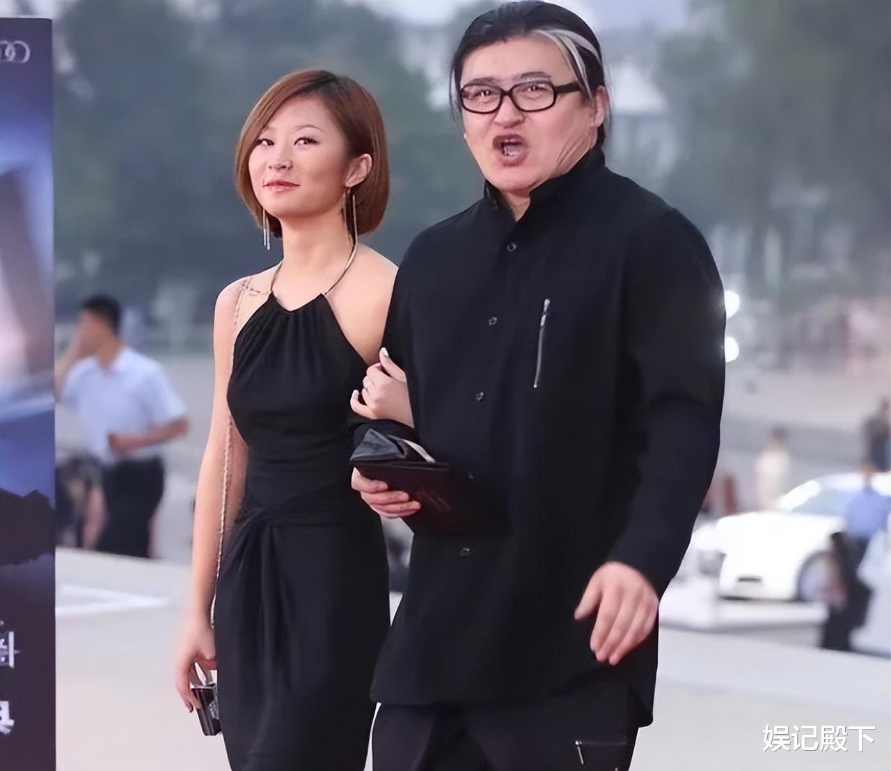 刘欢|60岁刘欢现身红毯，五官长相多年未变，一旁女儿陪伴左右好温馨！