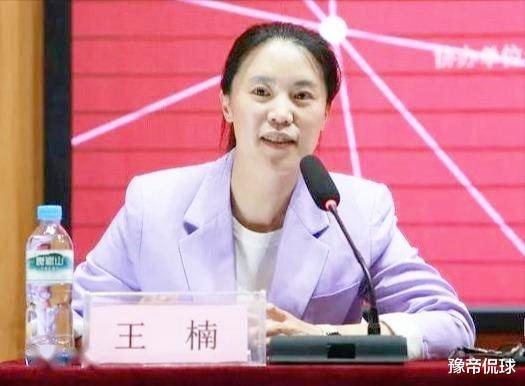 王楠|国乒骄傲！王楠走上教练岗位，24冠王教女儿乒乓球，细节让人动容