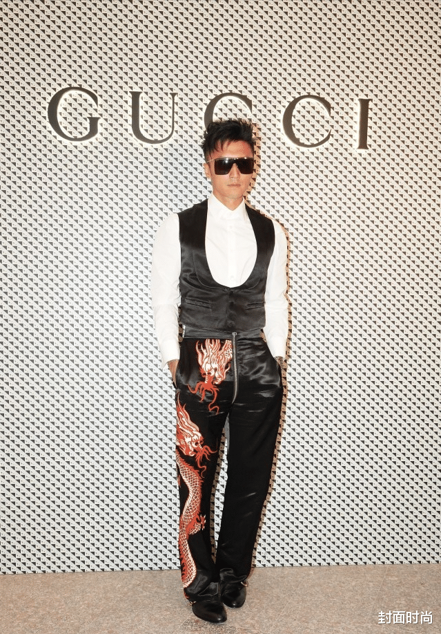 谢霆锋穿衣太高调，U领西装配印花裤复古时髦，把郭富城衬成路人