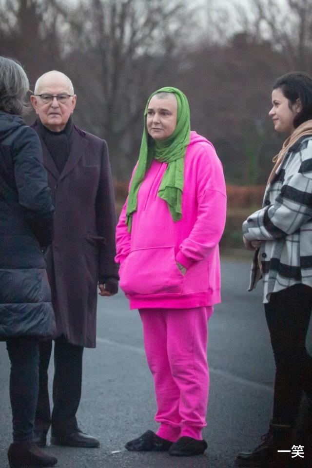 希妮德·奥康娜|希妮德·奥康娜为17岁自杀儿子举行葬礼,身穿粉色运动服一脸忧伤